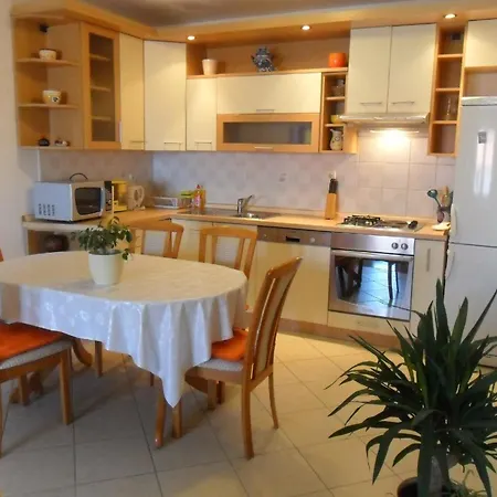 In Mit Grossem Balkon * טרוגיר